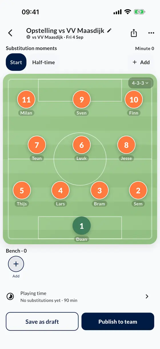 The lineup in the app: eleven players in a 4-3-3 on the pitch