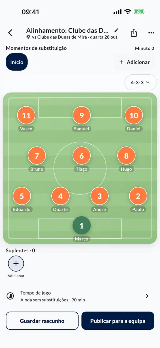 O alinhamento na app: onze jogadores em 4-3-3 no campo